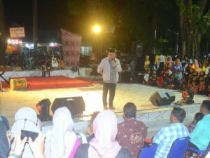 Pentas Seni 'Nongkrong Kreatif' Meriahkan Malam Minggu di Pantai Padang