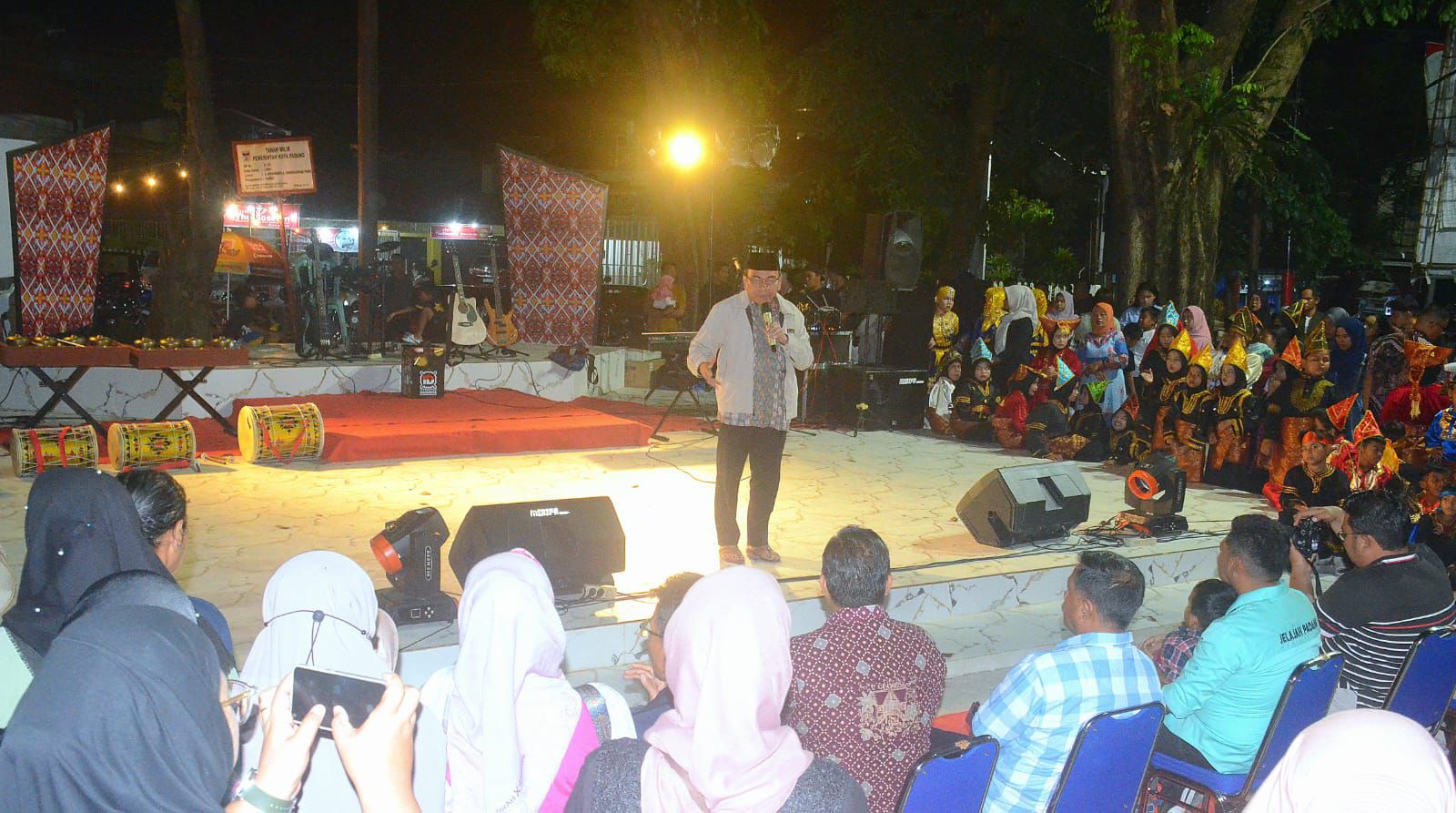 Pentas Seni 'Nongkrong Kreatif' Meriahkan Malam Minggu di Pantai Padang
