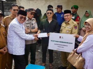 Implementasi Padang Sigap, Wawako Maigus Serahkan Bantuan untuk Korban Kebakaran