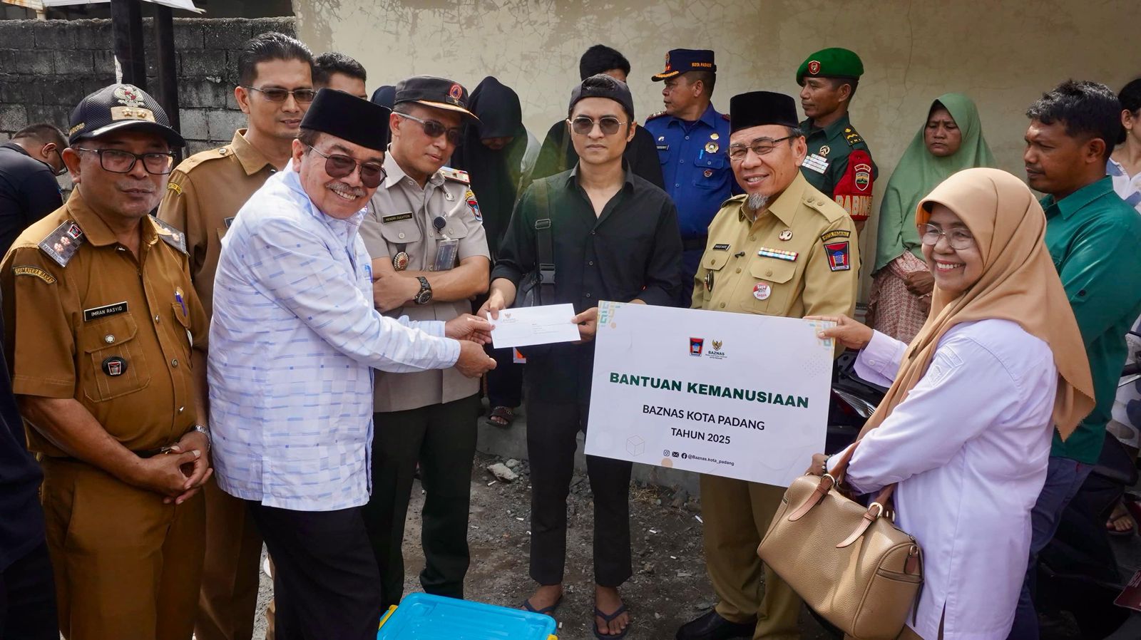 Implementasi Padang Sigap, Wawako Maigus Serahkan Bantuan untuk Korban Kebakaran