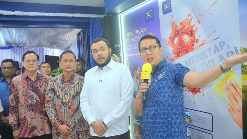 Fadly Amran Resmikan Dulux Experience Store Pertama di Kota Padang