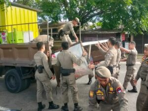 Satpol PP Padang Tertibkan PKL di Jalan Sisingamangaraja