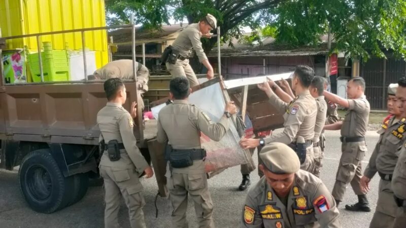 Satpol PP Padang Tertibkan PKL di Jalan Sisingamangaraja