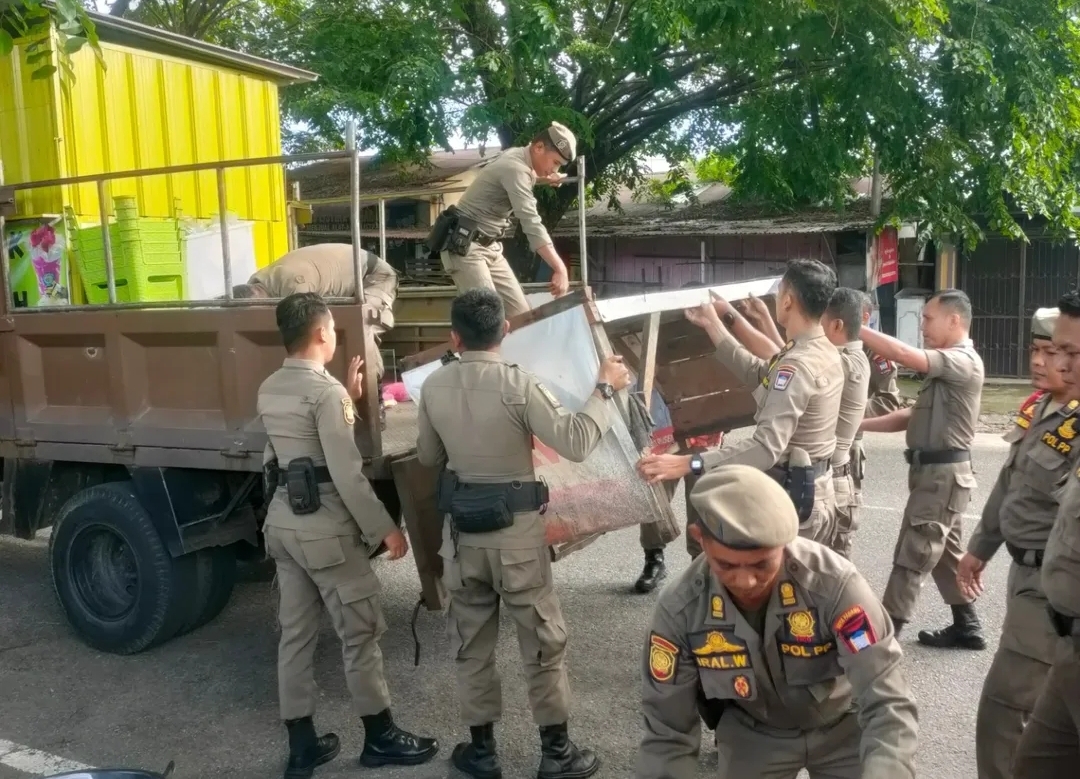 Satpol PP Padang Tertibkan PKL di Jalan Sisingamangaraja