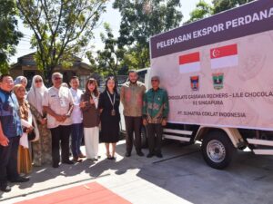 Wako Padang Fadly Amran Lepas Ekspor Perdana L'ile Chocolate ke Singapura