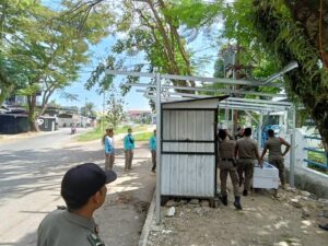 Satpol PP Padang menertibkan lapak pedagang kaki lima (PKL) yang berada di Jalan Flamboyan, Kecamatan Padang Barat pada Rabu (25/6/2025).