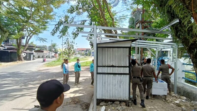 Satpol PP Padang menertibkan lapak pedagang kaki lima (PKL) yang berada di Jalan Flamboyan, Kecamatan Padang Barat pada Rabu (25/6/2025).