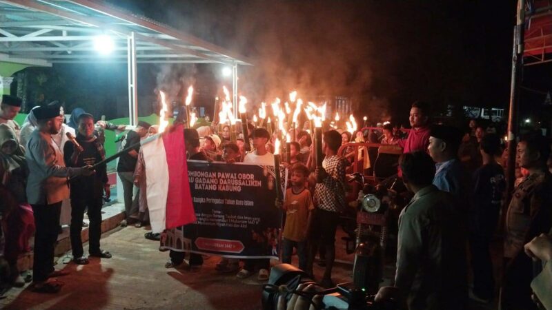 Warga Kelurahan Batang Kabung Ganting, Kecamatan Koto Tangah, Kota Padang, menggelar pawai obor dalam menyambut Tahun Baru Islam 1 Muharram