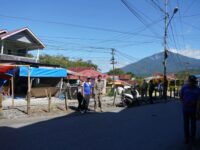 Pemko Padang Panjang melakukan penertiban terhadap bangunan liar yang berdiri di sepanjang rel kereta api Padang Panjang