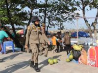 Satpol PP menertibkan pedagang kaki lima (PKL) yang berjualan di Pantai Padang, tepatnya di depan Lapau Panjang Cimpago (LPC), Sabtu