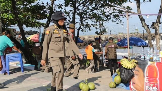 Satpol PP menertibkan pedagang kaki lima (PKL) yang berjualan di Pantai Padang, tepatnya di depan Lapau Panjang Cimpago (LPC), Sabtu