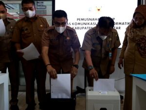 Dinas Kominfo Tanah Datar Musnahkan Arsip Perdana