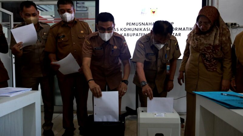 Dinas Kominfo Tanah Datar Musnahkan Arsip Perdana