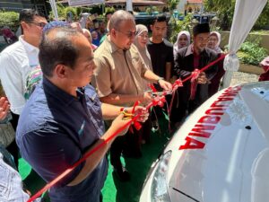 Wakil Ketua Komisi VI DPR RI Andre Rosiade menyerahkan bantuan ambulans untuk Masjid Al Iman, Kelurahan Gunung Pangilun, Padang Utara,