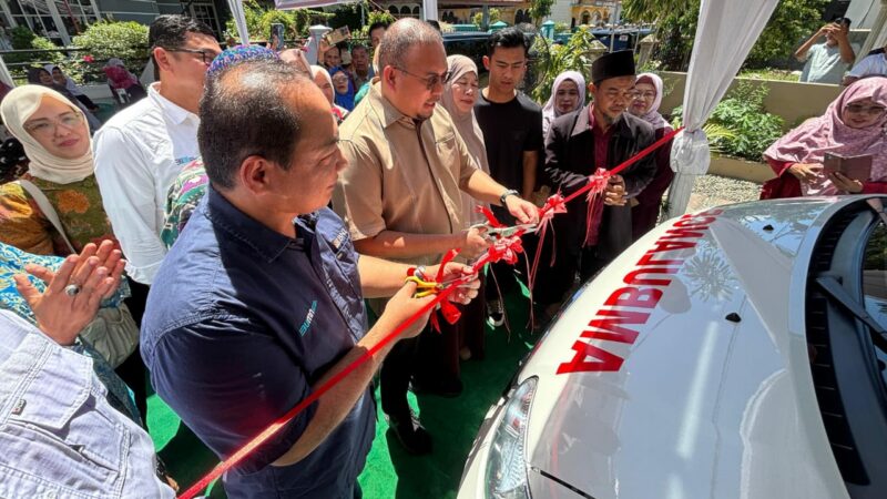 Wakil Ketua Komisi VI DPR RI Andre Rosiade menyerahkan bantuan ambulans untuk Masjid Al Iman, Kelurahan Gunung Pangilun, Padang Utara,