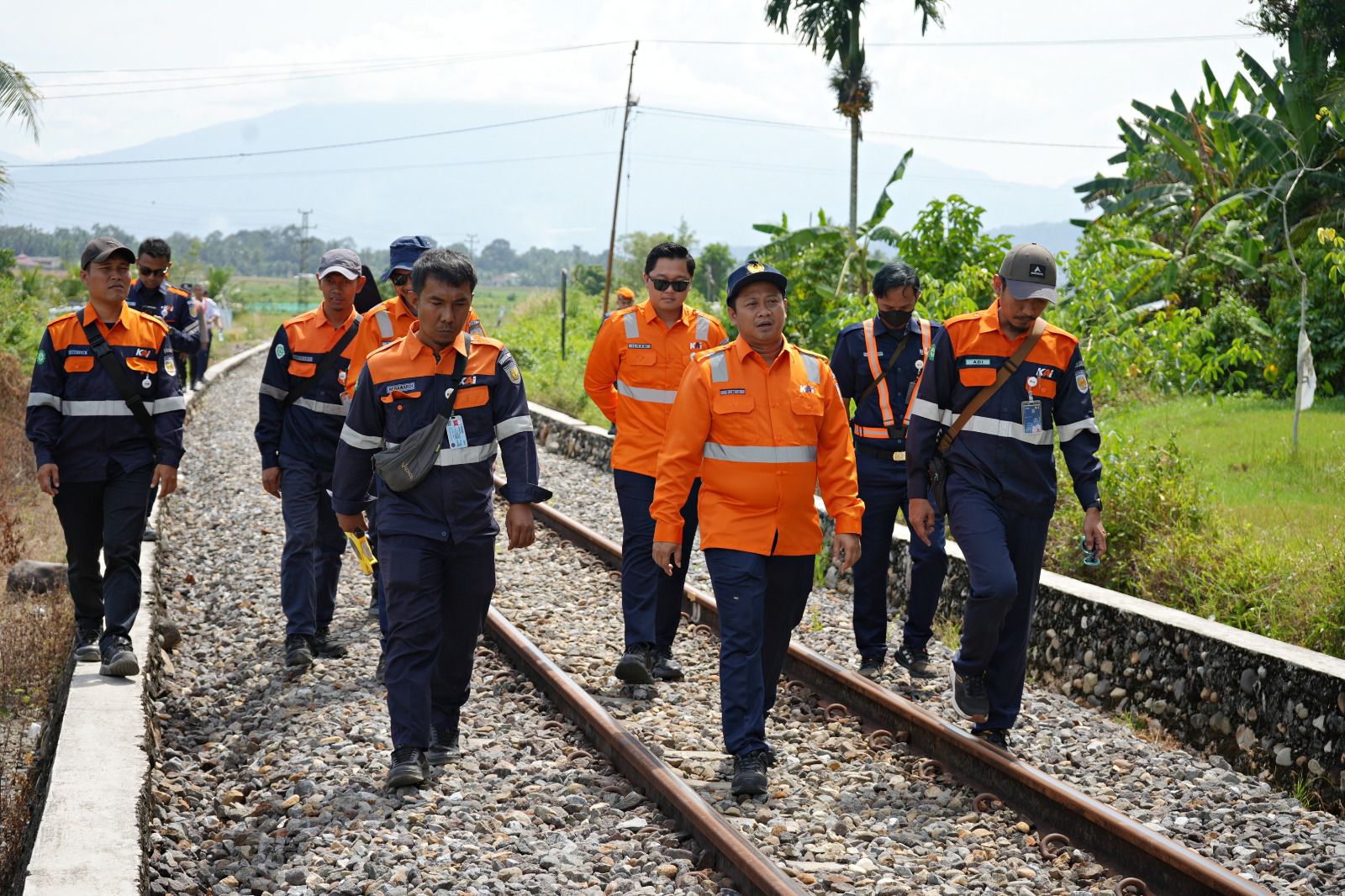 Tingkatkan Keselamatan, KAI Sumbar Lakukan Cek Lintas Jalan Kaki dan Sosialisasi Perlintasan Sebidang KA