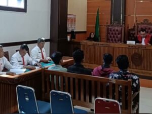 Sembilan pedagang kaki lima (PKL) yang melanggar peraturan daerah (perda) menjalani sidang tindak pidana ringan (tipiring) di Pengadilan