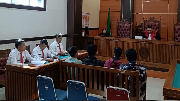 Sembilan pedagang kaki lima (PKL) yang melanggar peraturan daerah (perda) menjalani sidang tindak pidana ringan (tipiring) di Pengadilan
