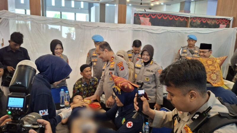 Polda Sumatra Barat (Sumbar) bersama Pemerintah Kota Padang melaksanakan bakti kesehatan dalam rangka HUT Bhayangkara ke-79 tahun