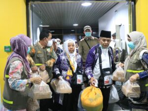 Pesawat Lion Air JT3081 yang mengangkut jemaah haji kloter 04 Debarkasi Padang mendarat di Bandara International Minangkabau (BIM),
