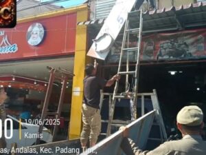 Satpol PP Padang bersama Dinas Pendapatan Daerah (Dispenda) melakukan peneguran terhadap pelaku usaha yang memasang reklame namun belum
