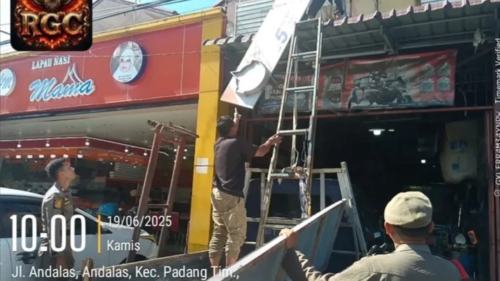 Satpol PP Padang bersama Dinas Pendapatan Daerah (Dispenda) melakukan peneguran terhadap pelaku usaha yang memasang reklame namun belum