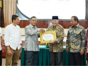UNAND Anugerahkan Lifetime Achievement Award kepada Sastrawan Makmur Hendrik