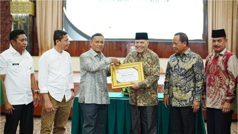 UNAND Anugerahkan Lifetime Achievement Award kepada Sastrawan Makmur Hendrik