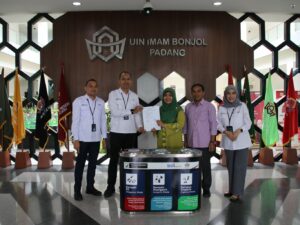 BTN Syariah memberikan bantuan berupa tempat sampah kepada Universitas Islam Negeri (UIN) Imam Bonjol Padang dalam rangka mendukung