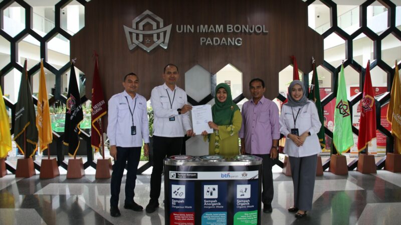 BTN Syariah memberikan bantuan berupa tempat sampah kepada Universitas Islam Negeri (UIN) Imam Bonjol Padang dalam rangka mendukung