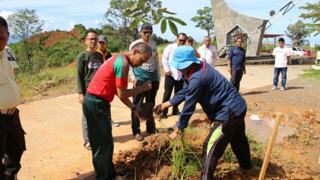 Universitas Islam Negeri (UIN) Imam Bonjol Padang menggelar kegiatan penanaman bibit pohon matoa dalam rangka memperingati Hari Bumi Sedunia.