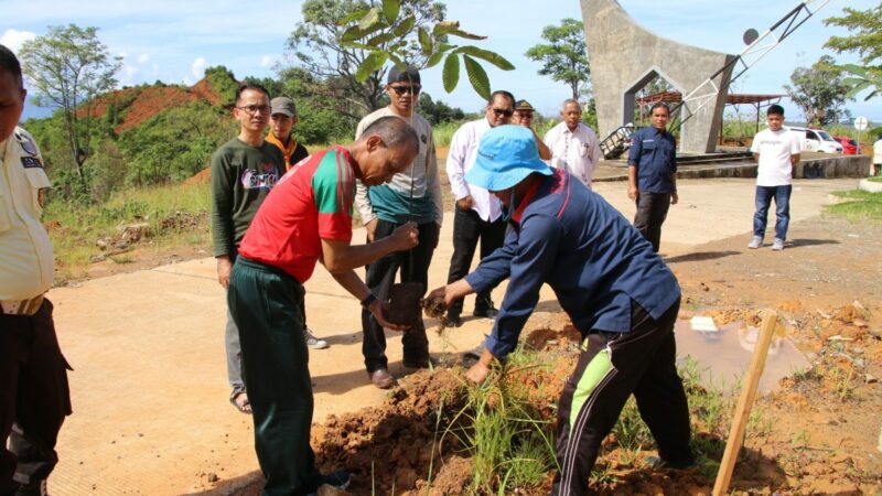 Universitas Islam Negeri (UIN) Imam Bonjol Padang menggelar kegiatan penanaman bibit pohon matoa dalam rangka memperingati Hari Bumi Sedunia.