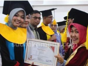 Mahasiswa Jurusan Ilmu al-Qur’an dan Tafsir Universitas Islam Negeri (UIN) Imam Bonjol Padang, Rani Zahara, berhasil meraih lulusan terbaik