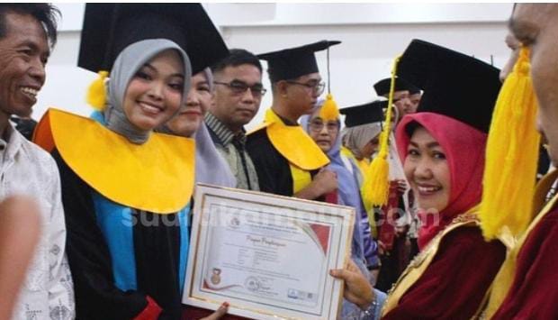 Mahasiswa Jurusan Ilmu al-Qur’an dan Tafsir Universitas Islam Negeri (UIN) Imam Bonjol Padang, Rani Zahara, berhasil meraih lulusan terbaik