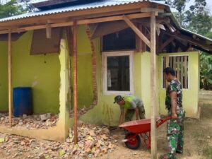 Satgas TMMD ke-125 di wilayah kerja Kodim 0310/SSD melakukan renovasi Musala Al Muhajirin di Jorong Muaro Momong,