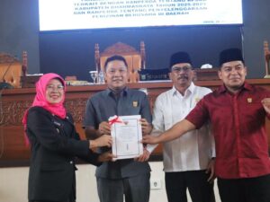 Wakil Bupati Dharmasraya, Leli Arni menghadiri Rapat Paripurna DPRD Jawaban Bupati atas Pandangan Umum Fraksi DPRD terhadap dua ranperda