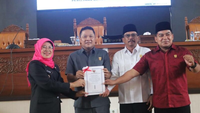 Wakil Bupati Dharmasraya, Leli Arni menghadiri Rapat Paripurna DPRD Jawaban Bupati atas Pandangan Umum Fraksi DPRD terhadap dua ranperda