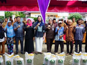 Pemkab Dharmasraya bersama Perum Bulog Cabang Solok menyalurkan bantuan pangan berupa beras kepada masyarakat kurang mampu