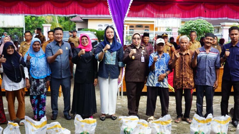 Pemkab Dharmasraya bersama Perum Bulog Cabang Solok menyalurkan bantuan pangan berupa beras kepada masyarakat kurang mampu