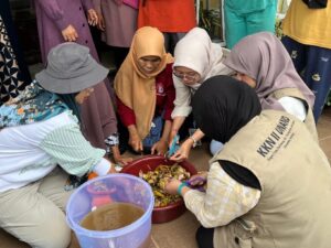 Dari Limbah Jadi Manfaat: Mahasiswa KKN Unand Sosialisasikan Eco-Enzyme Bersama KWT SARAMPAK Koto Malintang