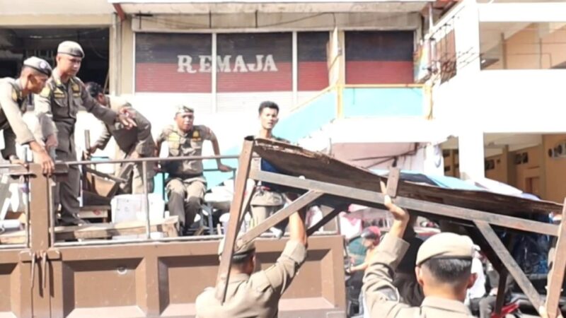 Satpol PP Padang Tertibkan Lapak PKL di Sejumlah Lokasi