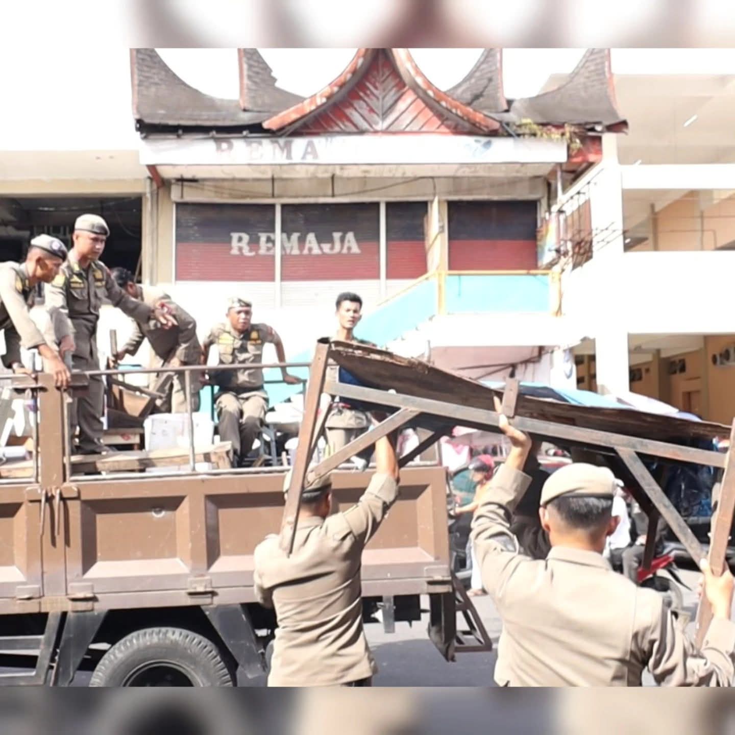 Satpol PP Padang Tertibkan Lapak PKL di Sejumlah Lokasi