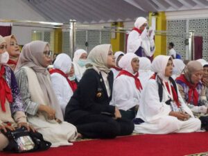 Bupati Annisa Sambut Kepulangan Jamaah Haji Dharmasraya