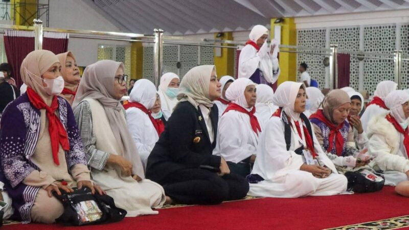 Bupati Annisa Sambut Kepulangan Jamaah Haji Dharmasraya