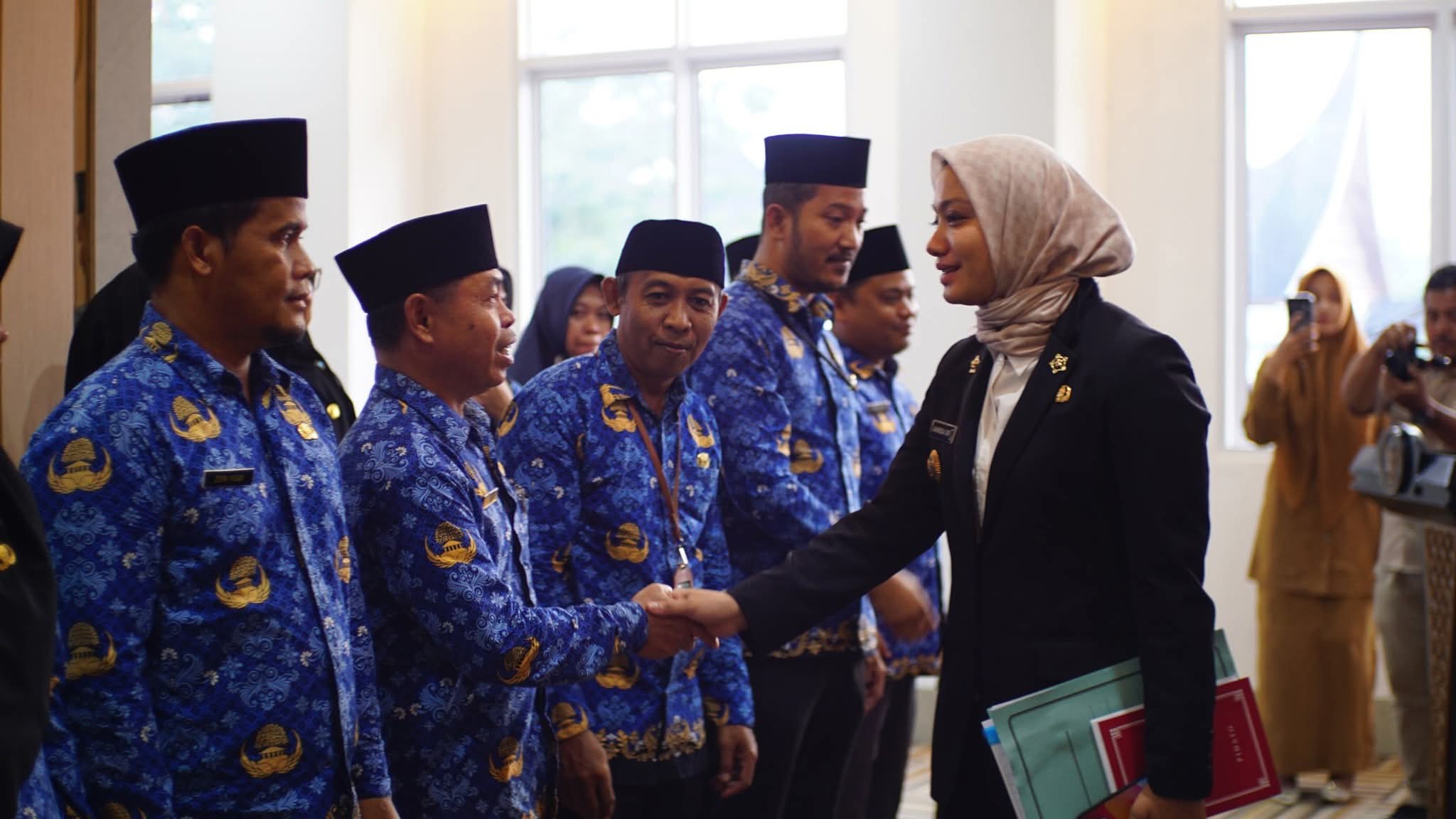 Lantik 18 Pejabat Administrator dan Pengawas, Bupati Dharmasraya Pastikan Komitmen Meritokrasi