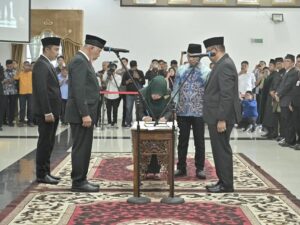Arry Yuswandi Resmi Dilantik Sebagai Sekda, Gubernur Mahyeldi: Sekda Adalah Mesin Penggerak Pemerintahan