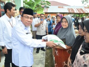 1.120 KK Warga di Kelurahan Kuranji Terima Bantuan Pangan Beras