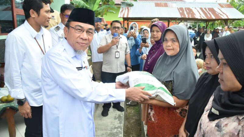 1.120 KK Warga di Kelurahan Kuranji Terima Bantuan Pangan Beras