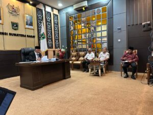 Gubernur Sumbar Mahyeldi Lulus Sidang Tesis S2 di UniSHAMS Malaysia