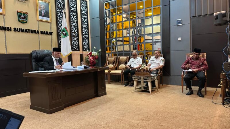 Gubernur Sumbar Mahyeldi Lulus Sidang Tesis S2 di UniSHAMS Malaysia